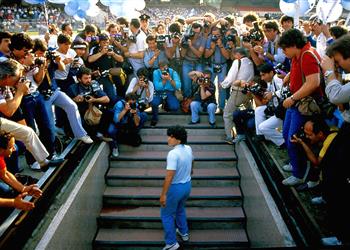 نابولي يرتدي قميص ا خاص ا في مواجهة روما من أجل مارادونا