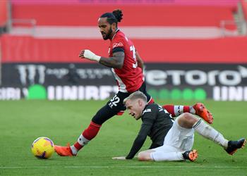 فان دي بيك يكشف إصابته بعد مباراة مانشستر يونايتد وساوثهامبتون