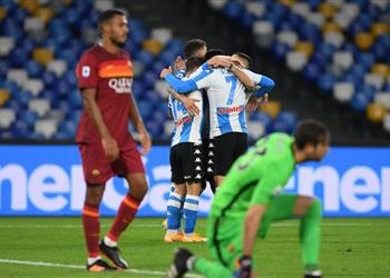 فيديو نابولي يكتسح روما برباعية في ليلة تكريم مارادونا