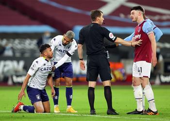 مويس يعارض ركلة جزاء تريزيجيه رغم إصابته الدموية على الحكام عدم احتساب كل لقطة