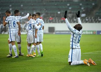 فيديو إنتر يهزم مونشنجلاباخ بصعوبة ويتمسك بفرص التأهل لثمن نهائي دوري أبطال أوروبا