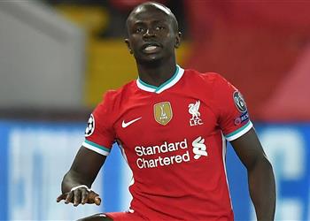 صور ماني يخلد وفاة أسطورة السنغال في مباراة ليفربول وأياكس