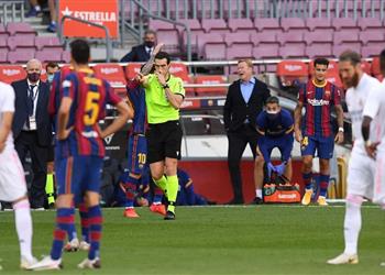 الليجا تحسم موقفها من تصريحات كومان الهجومية ضد الـVAR في الكلاسيكو