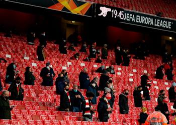 صور بعد حضور الجماهير لافتة تطالب بعودة أوزيل لـ آرسنال