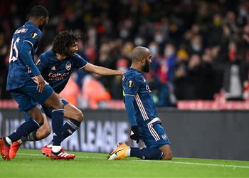 فيديو بمشاركة محمد النني آرسنال يضرب رابيد فيينا برباعية في ليلة عودة الجماهير