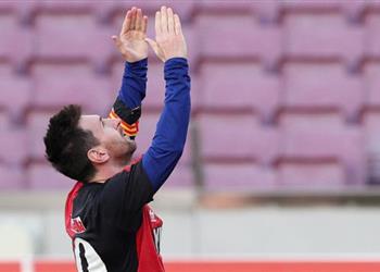 رئيس برشلونة الأسبق مستعد أن أدفع غرامة ميسي بسبب قميص مارادونا