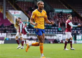 بالفيديو في مباراة تألق الحراس إيفرتون يتعادل مع بيرنلي في الدوري الإنجليزي