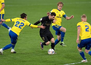 فيديو برشلونة يسجل الهدف الأول أمام قادش في الدوري الإسباني