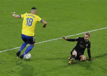 فيديو بعد أخطاء متتالية قادش يسجل الهدف الثاني أمام برشلونة