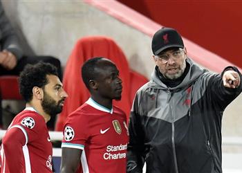 كلوب يكشف كيف تسببت عادات محمد صلاح وماني الإسلامية في تغيير خطط ليفربول