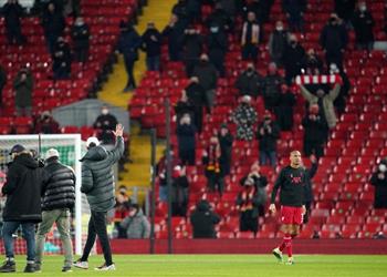 كلوب ي برر جلوس دييجو جوتا بديل ا في مباراة ليفربول وولفرهامبتون