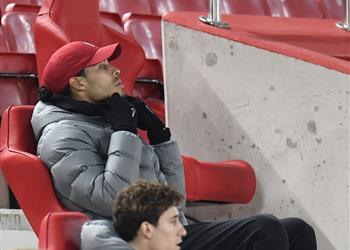 صور فان دايك يتابع مباراة ليفربول وولفرهامبتون في الأنفيلد