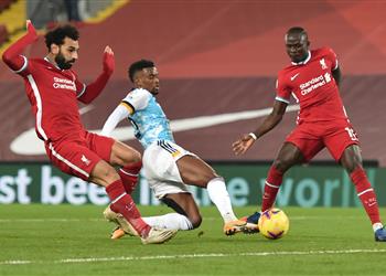 فيديو بالخطأ في مرماه سيميدو يسجل هدف ليفربول الرابع أمام ولفرهامبتون