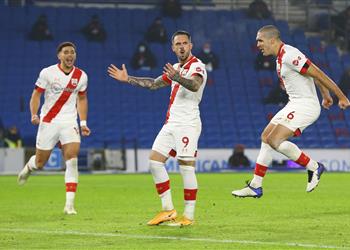 فيديو إنجز يقود ساوثهامبتون لفوز صعب على برايتون في الدوري الإنجليزي