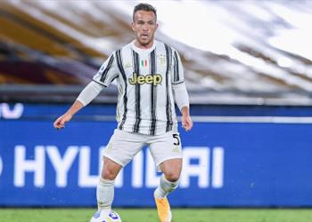 لاجازيتا آرثور يعد بيرلو بالقتال أمام برشلونة لإثبات نفسه