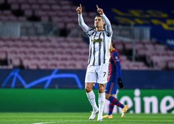 فيديو كريستيانو رونالدو يسجل هدف يوفنتوس الثالث أمام برشلونة