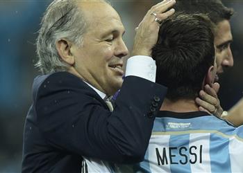 ميسي يودع سابيلا بعد وفاته تعلمت منك الكثير في منتخب الأرجنتين