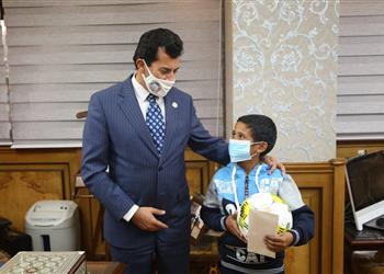 صور وزير الشباب والرياضة ي كرم طفل ملعب الشروق ويمنحه عضوية مجانية بمركز شباب بدر