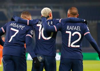 نيمار ومبابي يقودان باريس سان جيرمان للفوز بخماسية أمام باشاك شهير في مباراة العنصرية