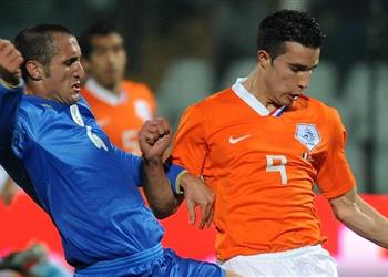 فان بيرسي طلبت من فينجر التعاقد مع كيليني في آرسنال