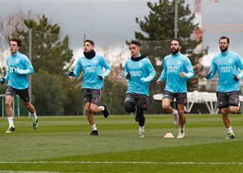 ماركا تكشف موقف كارفاخال وفالفيردي من مباراة ريال مدريد وأتلتيكو