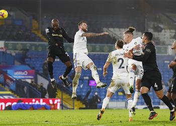 فيديو أوجبونا يقود وست هام لفوز مثير على ليدز في الدوري الإنجليزي