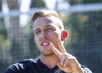 آرثر ميلو رونالدو ساعدني كثير ا في يوفنتوس وكان على برشلونة احترام ميسي