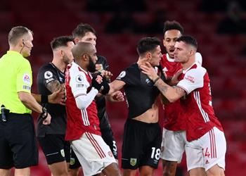 فيديو طرد تشاكا بعد اعتدائه على لاعب بيرنلي وآرسنال بـ10 لاعبين