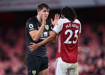 مدرب بيرنلي بعد تخطي آرسنال مندهش من عدم طرد محمد النني