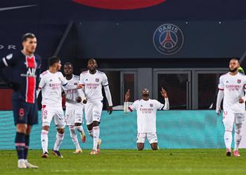 فيديو ليون يهزم باريس سان جيرمان في ليلة بكاء نيمار ويزيحه من صدارة الدوري الفرنسي