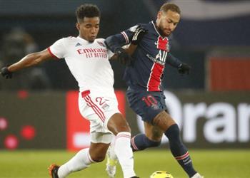 رئيس ليون يستفز باريس سان جيرمان بعد إصابة نيمار وخروجه باكيا