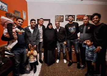 صور سيد عبد الحفيظ ولاعبو الأهلي يزورون والدة الراحل محمد عبد الوهاب