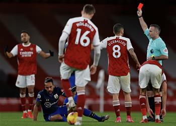 فيديو بطاقتان في 4 دقائق طرد لاعب آرسنال أمام ساوثهامبتون