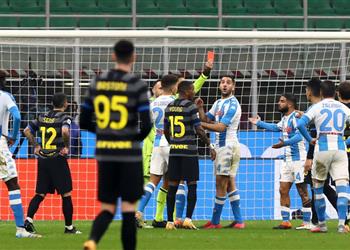 جاتوزو منفعلا بسبب طرد إنسيني اللاعبون يهينون الحكام في إنجلترا ولا ي طردون