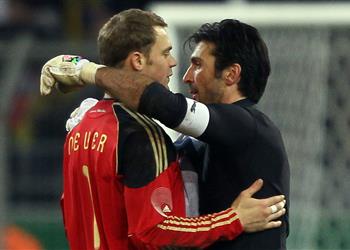 بوفون يوجه رسالة لـ نوير بعد فوزه بجائزة أفضل حارس مرمى في العالم