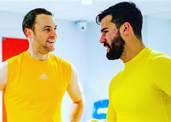 أليسون يوجه رسالة لـ نوير بعد فوزه بجائزة أفضل حارس مرمى في العالم