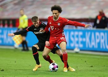 صورة فليك يشرك ساني ثم يستبدله في مباراة بايرن ميونخ وليفركوزن واللاعب غاضب