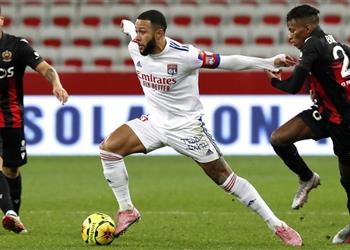 ليكيب ليون ينعش آمال برشلونة بشأن التعاقد مع ديباي