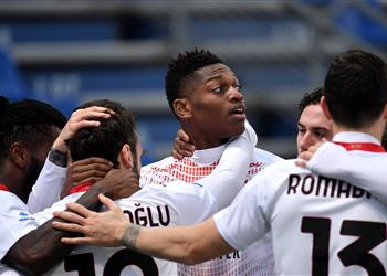 فيديو لياو التاريخي يقود ميلان لتعزيز صدارة الدوري الإيطالي بفوز صعب على ساسولو