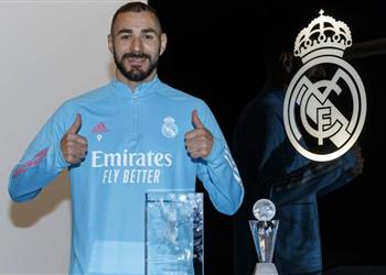 شرف بعد سيطرة ميسي ورونالدو بنزيما يفوز بجائزة أفضل لاعب في الليجا