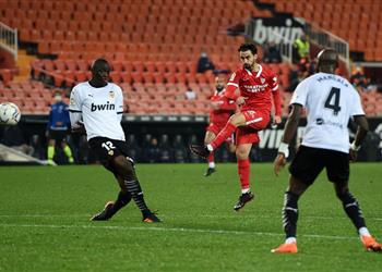 فيديو إشبيلية يخطف فوز ا قاتل ا من فالنسيا في الدوري الإسباني