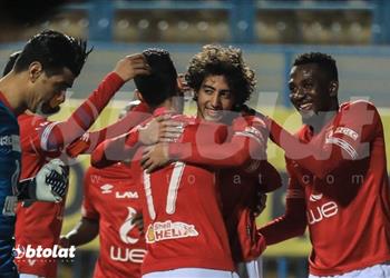 جهاز الا هلي يحاضر اللاعبين بالفيديو قبل التحرك لملعب مباراة سونديب
