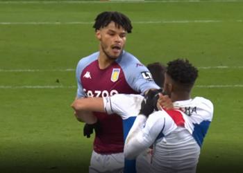 مينجز عن طرده أمام كريستال بالاس وضعت أستون فيلا في موقف مروع