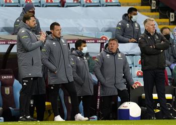 مدرب أستون فيلا ينتقد طرد مينجز ويصرح هجماتنا المرتدة أمام كريستال بالاس مخيفة