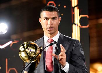 رونالدو يوجه التهنئة لـ ليفاندوفسكي وبيكيه ويصرح أشعر بالفرح والفخر