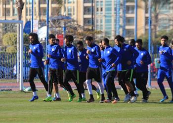 لاعب سموحة أخذنا دش محترم من أحمد سامي بين شوطي مباراة الزمالك