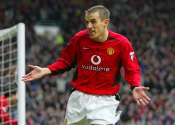 فيل نيفيل مانشستر يونايتد الفريق الوحيد القادر على منافسة ليفربول في الدوري الإنجليزي