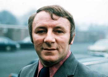 وفاة أسطورة مانشستر يونايتد وتشيلسي تومي دوكيرتي عن عمر 92 عام ا