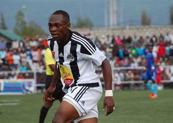 بقميص الأهلي موليكا يهنيء الجماهير بالعام الجديد