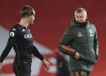 صور حديث سري بين سولشاير وجريليش بعد مباراة مانشستر يونايتد وأستون فيلا